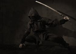 California: un ninja ha attaccato la polizia in aeroporto. È caos 