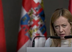 Giorgia Meloni al convegno di Vox urla sfoggiando un brillante spagnolo: il VIDEO