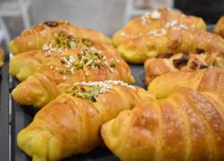 Ruba brioches al bar, ma il giorno dopo lascia dei soldi e un biglietto: il proprietario lo vuole assumere