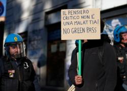 Tamponi, a Torino farmacie prese d'assalto: interviene la polizia