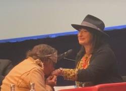 Johnny Depp show a Roma: baciamano alla traduttrice dopo un discorso infinito