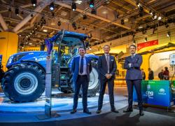 Snam4Mobility e New Holland presentano a EIMA il primo trattore a gas naturale e biometano 