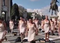 Alitalia, hostess mezze nude al Campidoglio: si spogliano per protesta. IL VIDEO