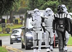 Star Wars, l'anziana fan chiede un corteo funebre guidato da Darth Vader