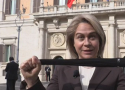 Valeria Graci imita Ursula von der Leyen con frusta a Striscia la Notizia: VIDEO esilarante