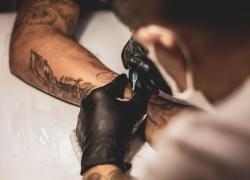 Tatuaggi semipermanenti, scoperto l'inchiostro per gli indecisi: ecco come funziona