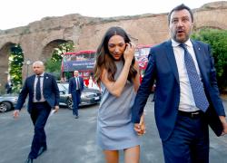 Francesca Verdini accompagna Matteo Salvini in Senato: passeggiata e tenero bacio