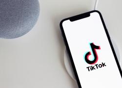 TikTok, ragazza rapita salvata grazie a un segnale lanciato sui social: è bastato un segno della mano