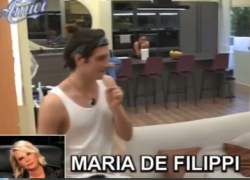 Tommaso Stanzani, imitazioni a Amici 20: Maria De Filippi è uguale! VIDEO