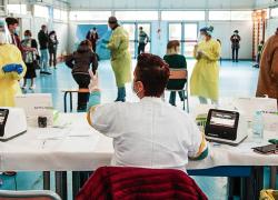 Covid, stretta natalizia del governo: durata ridotta per Green pass e tamponi
