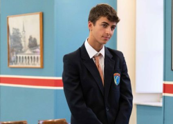 Simone Casadei espulso dal Collegio 6: frase choc e imperdibile ghigno