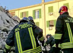 Crolla una palazzina a Caserta, probabile fuga di gas: due anziani sotto le macerie
