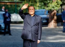Berlusconi, il politico che vuole piacere a tutti. Anche ai grillini