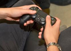 Torino, figlio 30enne "bestemmia alla Playstation tutte le notti per mesi", la vicina esasperata accoltella la madre che lo difendeva