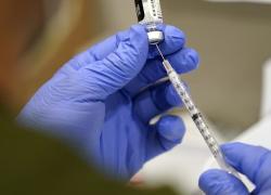 Variante sudafricana, per aggiornare il vaccino Pfizer basteranno 100 giorni