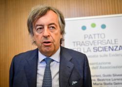 Bimbo non vaccinato si ammala di varicella, botta e risposta tra il padre e Burioni: "Finiscila di stare dietro alle scemenze", il papà: "Portavoce degli ipocriti"