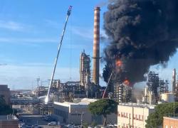 Incendio nella raffineria Eni di Livorno, fumo visibile a chilometri di distanza