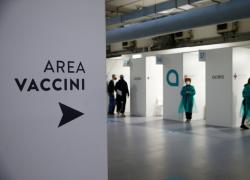 Chi è l'uomo che si è presentato con un braccio in silicone al centro vaccinale: lavorava in un ospedale