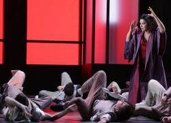 Prima della Scala, il Macbeth di Verdi tra scenografie distopiche e streghe cittadine