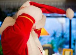 Roma, rapina farmacia vestito da Babbo Natale: polizia sulle tracce dell'uomo