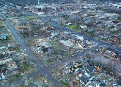 Usa, tornado si abbatte sullo stato del Kentucky: si temono almeno 100 morti