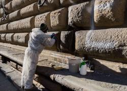 Firenze, un grave atto di vandalismo sulla facciata di Palazzo Strozzi