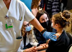 I dubbi di un padre sul vaccino: "Gli speculatori agiscono davvero per il bene di tutti?"