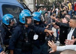 Dl sicurezza firmato da Mattarella, niente schedature per chi compra coltelli, "scudo penale" per polizia, tutele per capitreno e arbitri