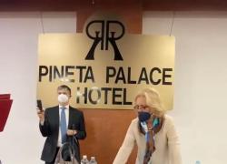 Vaccino Covid, medici protestano contro obbligatorietà: "Non accettate neanche confronto scientifico, vergogna". VIDEO