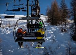 Covid, l'allarmismo Omicron colpisce gli italiani: 8 milioni disdicono le vacanze di capodanno 2022