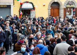 Covid, oggi in Italia nuovo record di contagi: 78.313 casi e 202 morti