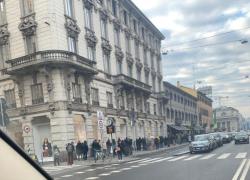 Milano, code infinite per i tamponi. Zangrillo contro il "terrorismo giornalistico":  "Avete ucciso questo Paese"
