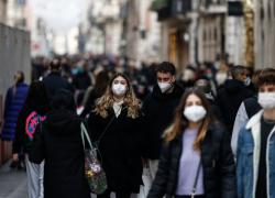 Covid, la maggioranza degli italiani non ha mosso un dito contro le violazioni dei diritti: ecco la nuova normalità