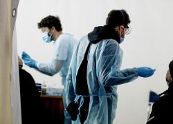 Caos tamponi a Milano, al San Carlo sistemi informatici in tilt: centinaia di persone in coda