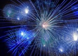 Capodanno 2022, le frasi e gli aforismi più belli per gli "auguri di Buon Anno"
