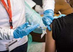 Niente esonero del vaccino ai guariti dal Covid, gli anticorpi non bastano: com'è cambiata la prassi
