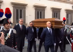 Funerali Franco Frattini, a Roma l’ultimo saluto all’ex ministro degli Esteri. Presenti Meloni e Mattarella