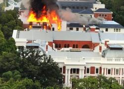 Sudafrica, incendio nella sede del Parlamento a Citta del Capo - VIDEO