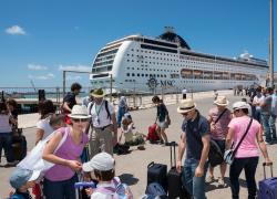 Covid, 118 positivi su nave da crociera Msc: circa mille passeggeri sbarcano a Genova