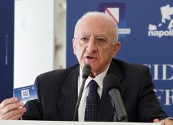 De Luca insiste sulle scuole chiuse: "Rinviare il rientro di 20-30 giorni"
