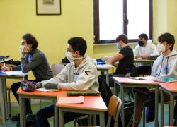 Rientro a scuola, De Luca insiste sul rinvio. Bonaccini: "Non sono d'accordo"