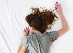 Omicron, tra i sintomi della variante potrebbe esserci anche la paralisi del sonno