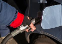 Carburanti, forte rialzo dei prezzi di benzina e gasolio: oltre due euro al litro in autostrada