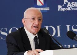 Mascherine all'aperto, in Campania De Luca si ribella e mantiene l'obbligo fino al 31 marzo
