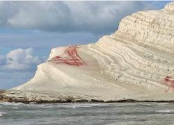 Scala dei turchi imbrattata di rosso: è caccia ai vandali. Musumeci: "Oltraggio alla Sicilia"