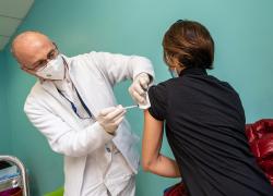 Oms spinge per nuovi vaccini e va contro le dosi booster: "Strategia non sostenibile"