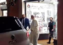 Papa Francesco a sorpresa in un negozio di dischi a Roma, la visita per benedire il locale