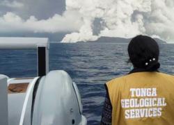 Tsunami a Tonga dopo l'eruzione del vulcano sottomarino Hunga: il VIDEO 