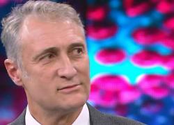 Guido Russo, il dentista del braccio in silicone ha ricevuto il vaccino e riaperto lo studio