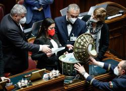 Quirinale, fumata nera alla seconda votazione: schede per Zoff e Razzi. Zaia: "Elezione sarà giovedì"